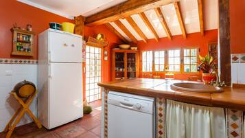 Een koelkast, een magnetron, een oven, een kookplaat