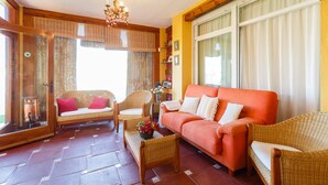 Una sala de estar acogedora con sofá, sillones y una mesa de centro.