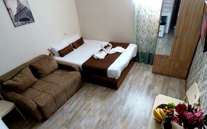 Standard-Doppelzimmer, 1 Doppelbett und Schlafsofa | Minibar, individuell eingerichtet, Bügeleisen/Bügelbrett, Zustellbetten