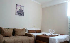 Standard-Doppelzimmer, 1 Doppelbett und Schlafsofa | Minibar, individuell eingerichtet, Bügeleisen/Bügelbrett, Zustellbetten