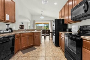 Fridge, microwave, oven, stovetop - 4 Bedrooms / 3 Bathrooms / Veranda Palms (4461 NP) (Kissimmee)