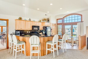 Fridge, microwave, oven, stovetop - Love R Shack At The Beach: 10-bed Oceanside Duplex (Corolla)
