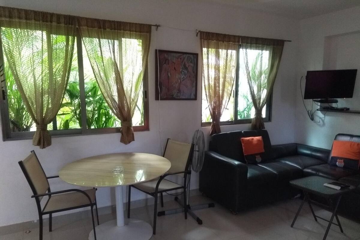 Standard-Apartment | Wohnbereich | Fernseher