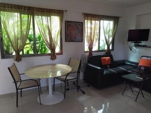 Standard-Apartment | Wohnbereich | Fernseher
