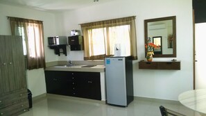 Departamento estándar | Cocineta privada | Refrigerador, microondas y utensilios de cocina 