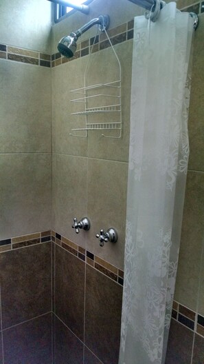 Basic-Apartment | Badezimmer | Dusche, Haartrockner, Handtücher
