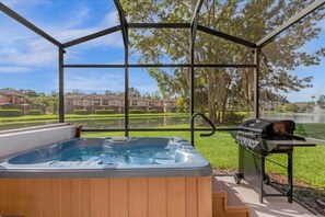 Outdoor spa tub - 3 Bedrooms / 3 Bathrooms / Regal Oaks  (5714 DD) (Kissimmee)
