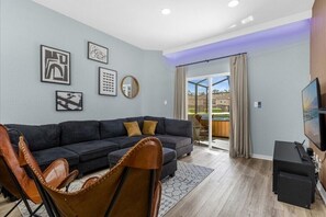 TV - 3 Bedrooms / 3 Bathrooms / Regal Oaks  (5714 DD) (Kissimmee)