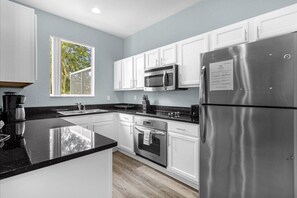 Fridge, microwave, oven, stovetop - 3 Bedrooms / 3 Bathrooms / Regal Oaks  (5714 DD) (Kissimmee)