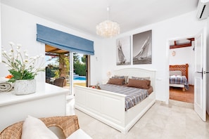 4 bedrooms, iron/ironing board, free WiFi, bed sheets