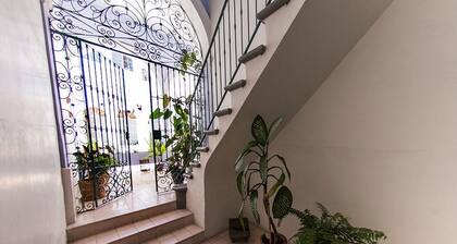 Hermosa casa colonial 100% remodelada con increíbles terrazas y balcones.