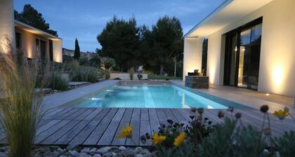 Suuri nykyaikainen huvila uima-altaalla