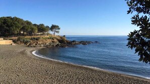 A beach with a rocky shoreline and trees in the background. - Spectacular apartment with fantastic panoramic views (Llançà)