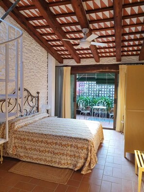 3 bedrooms, iron/ironing board, travel cot, free WiFi - House with space, lots of light and charm (Peratallada)