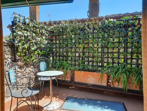 Outdoor dining - House with space, lots of light and charm (Peratallada)