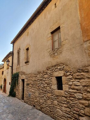 Exterior - House with space, lots of light and charm (Peratallada)