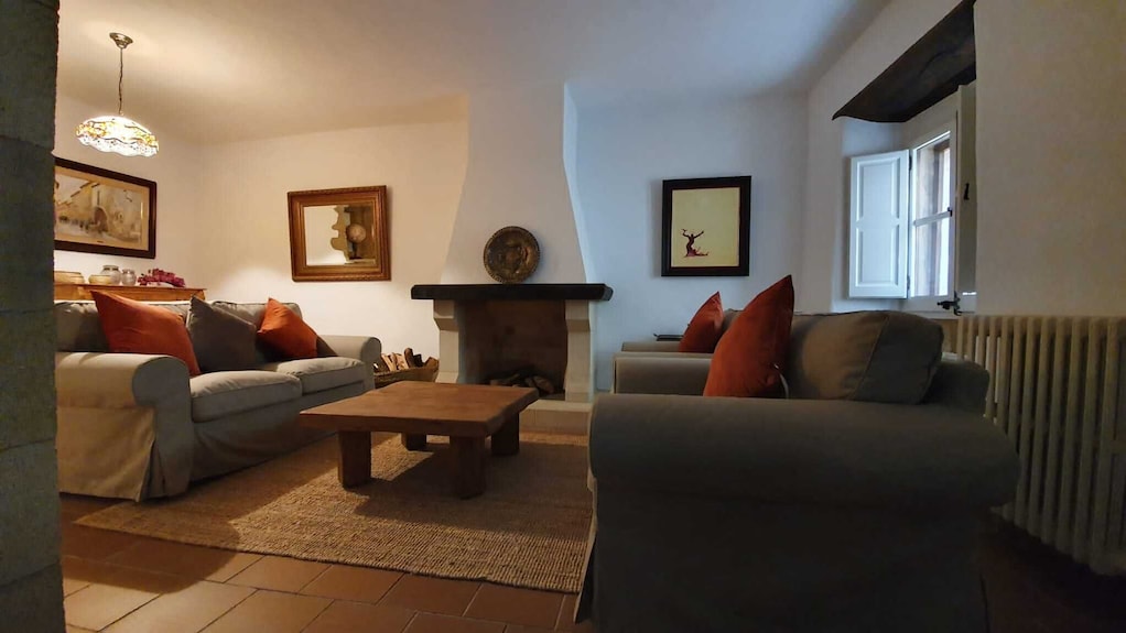 House With Space, Lots Of Light And Charm - Peratallada