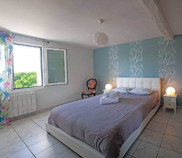 4 bedrooms, iron/ironing board, WiFi, bed sheets