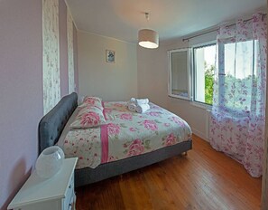 4 bedrooms, iron/ironing board, WiFi, bed sheets