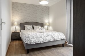 4 bedrooms, iron/ironing board, WiFi, bed sheets