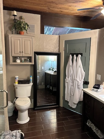 Shower, hair dryer, towels, soap. Bow-wood Suite @ BoisD’Arc Bungalow & Suites - Rustic/Romantic Getaway