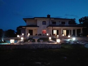 Boendets fasad - kväll/natt