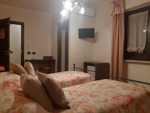 Minibar, Schreibtisch, kostenlose Babybetten, kostenloses WLAN