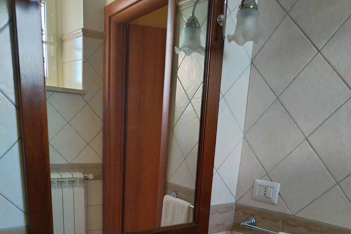 Chambre Double, terrasse (Bianco Spino) | Salle de bain | Douche, sèche-cheveux, peignoirs, bidet