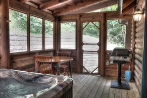 Tina con regadera y toallas