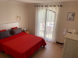 2 chambres, fer et planche à repasser, lit de bébé portatif