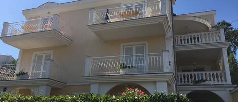 المنشأة من الخارج