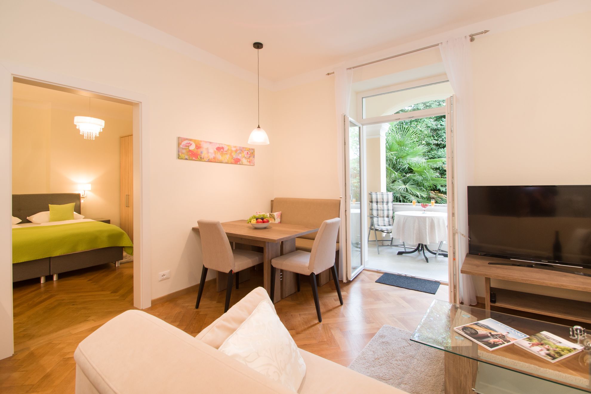 Superior-Apartment, 1 Schlafzimmer, Balkon, zum Garten hin (Sissi) | Wohnbereich | 50-Zoll-LED-Fernseher mit Satellitenempfang