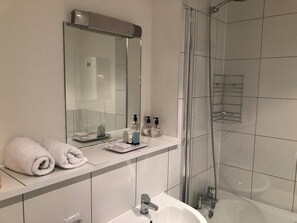Bathtub, hair dryer, towels, shampoo - Toothbrush Apartments - Ipswich Waterfront - Quayside (Ipswich)