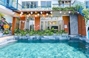 Una piscina al aire libre, tumbonas