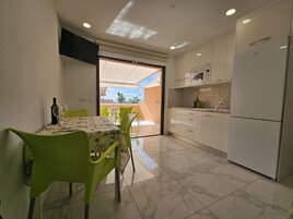 Panoramic apartment, 1 bedroom, partial ocean view (C102 Las Vistas TRG) | Wohnbereich | Flachbildfernseher