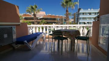 Panoramic-Apartment, 1 Schlafzimmer, eingeschrÀnkter Meerblick, StrandnÀhe (D008 Las Vistas TRG) | Terrasse/Patio