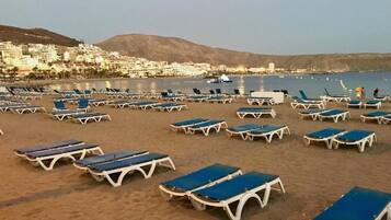 Plage, sable blanc, 2 bars de plage