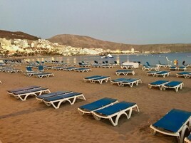 Ubicación a pie de playa, arena blanca y 2 bares en la playa