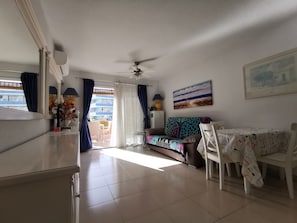 Apartamento panorámico, 1 habitación, vistas parciales al mar (D007 Las Vistas TRG) | Sala de estar | Una televisión de pantalla plana