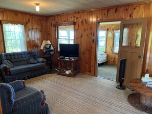 Een televisie, een dvd-speler en boeken