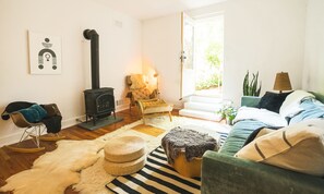 Fireplace - Artists Downtown Garden Haven - Walk to Pearl Street Mall and hiking (Boulder)