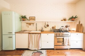 Frigorífico, horno, placa de cocina y lavavajillas