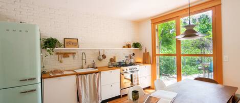Coffee/tea maker, fridge, oven, stovetop