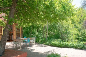 Outdoor dining - Artists Downtown Garden Haven - Walk to Pearl Street Mall and hiking (Boulder)