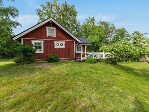 A red barn with a white fence and a grassy yard. - Lilla nennebo by Interhome (Salo)