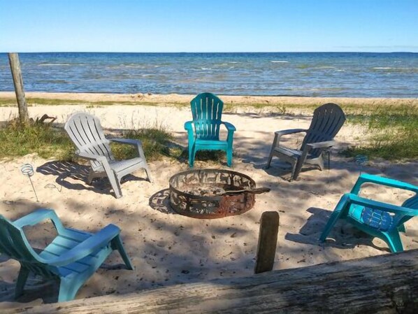 On the beach - Cedar Cabin on the Bay: Your Fall Getaway for Stunning Views and Cozy Vibes! (Stephenson)
