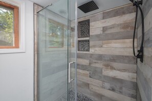 Combined shower/tub, hair dryer, towels
