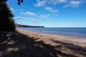 On the beach - Cedar Cabin on the Bay: Your Fall Getaway for Stunning Views and Cozy Vibes! (Stephenson)