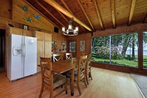Dining - Cedar Cabin on the Bay: Your Fall Getaway for Stunning Views and Cozy Vibes! (Stephenson)