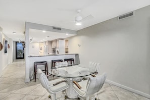 Dining - Serene Ocean View Relaxing Ocean Sounds in This 2 Bedroom 2 Bath (Port Aransas)